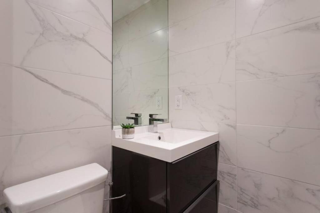 Wonderful Studio In Little Italy With Full Bath By Den Stays Montreal Ngoại thất bức ảnh