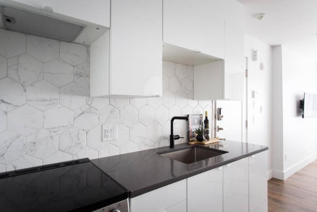 Wonderful Studio In Little Italy With Full Bath By Den Stays Montreal Ngoại thất bức ảnh